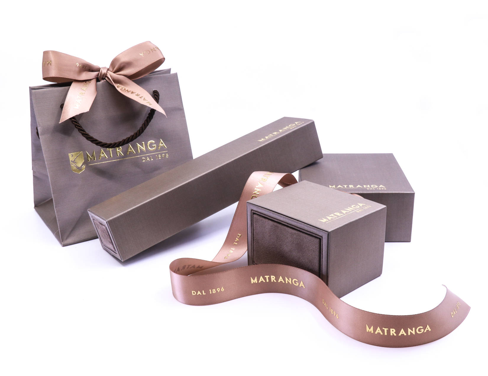 Orecchini in oro bianco con dei piccoli diamanti naturali a titolo 750/°°° di grammi 3.20 