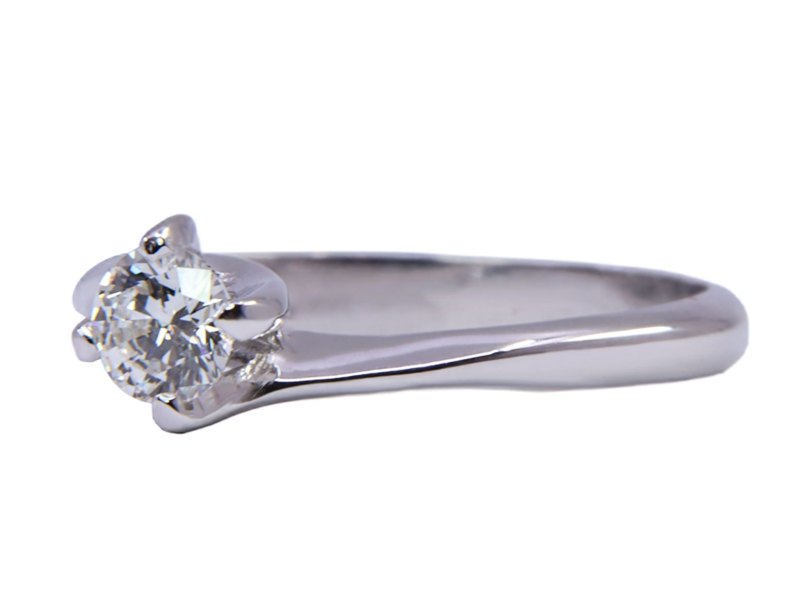Anello in oro bianco a titolo 750/°°° di grammi 2.80 con un diamante naturale di carati 0.43