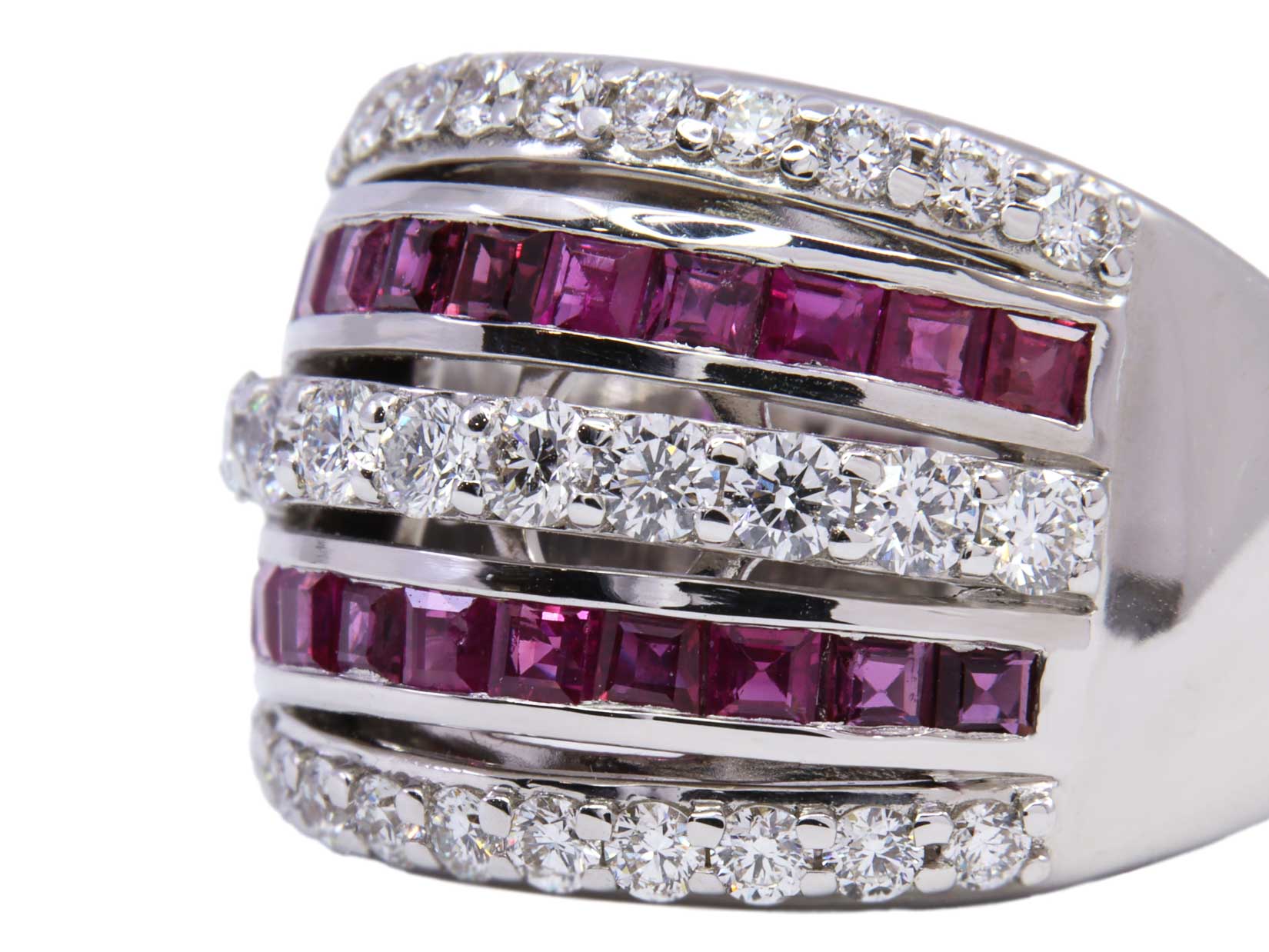 Anello in oro bianco 750/°°° di grammi 14.20 con rubini ct 1.72 e diamanti ct 1.28 