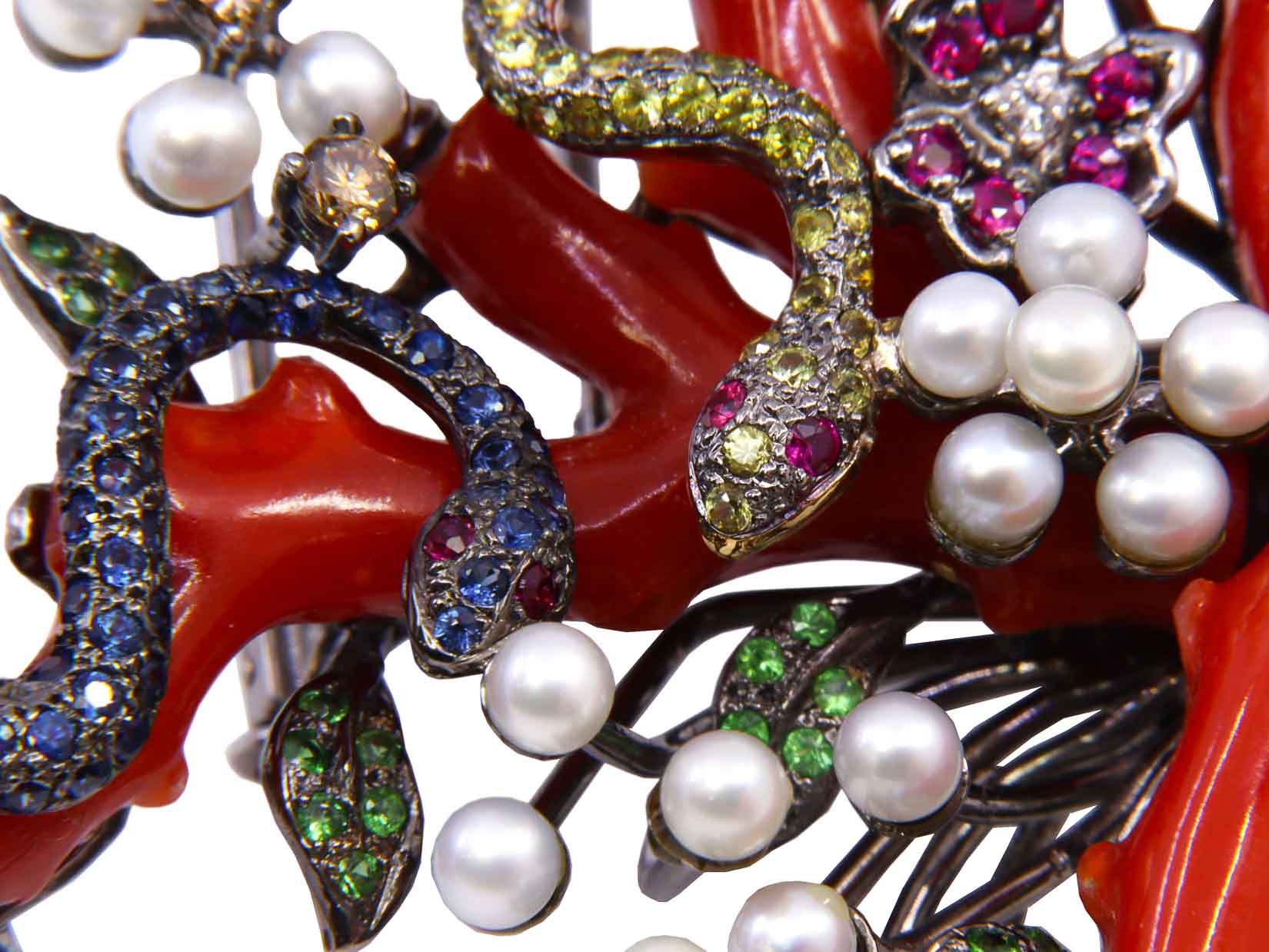 Spilla in oro brunito 18kt con corallo, serpenti, floreale, gr. 32,40 totali