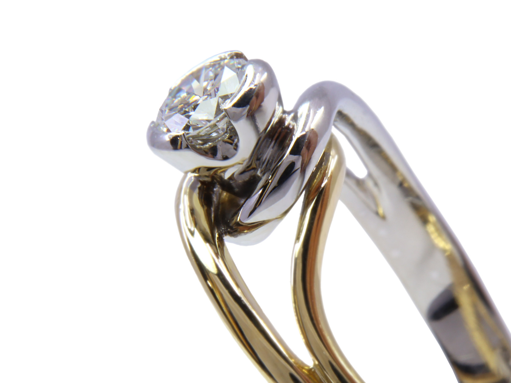 Anello in oro bianco e giallo titolo 18kt con brillante stimato di 0,40 ct