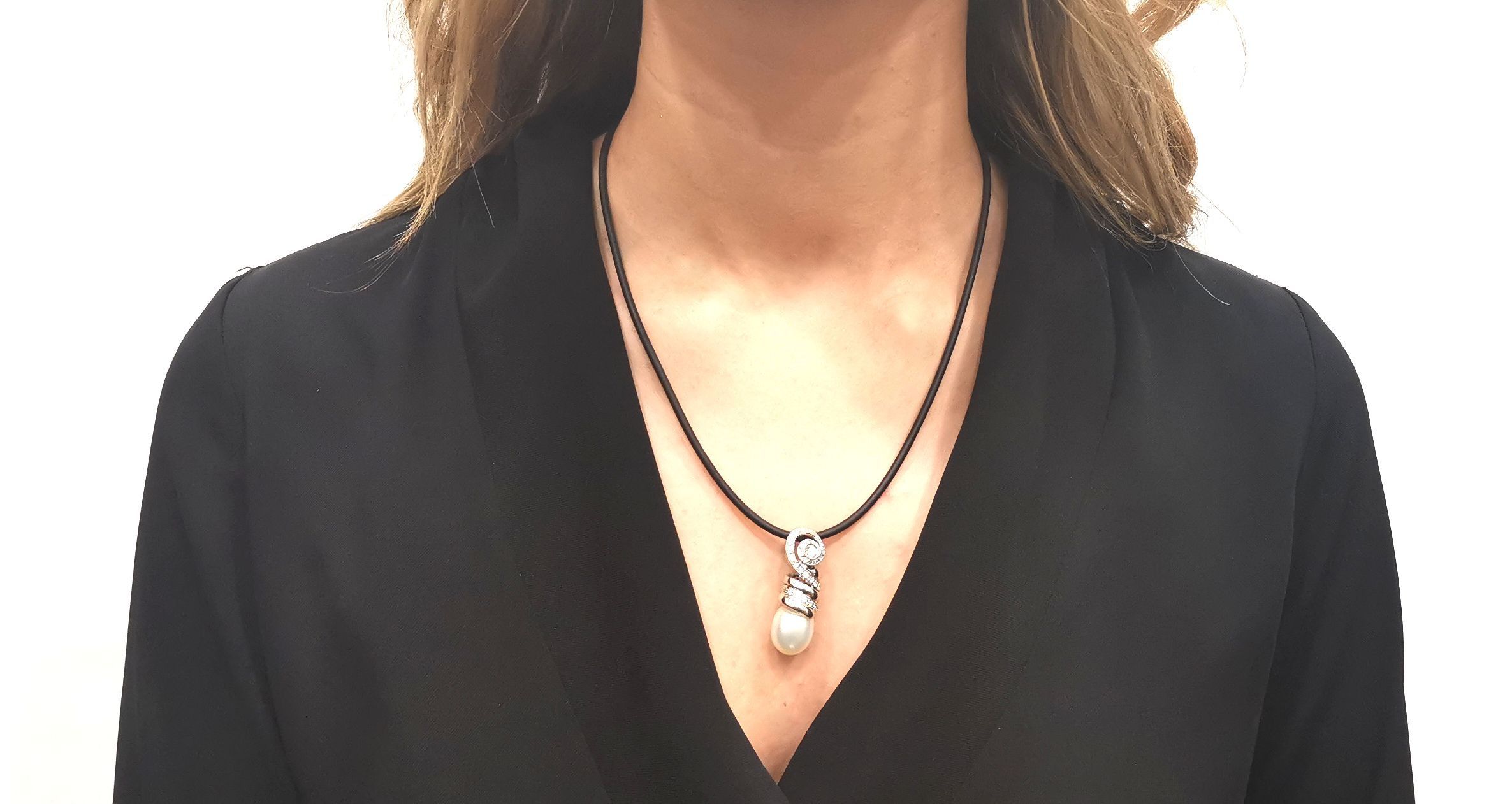 Pendente Perla fantasia goccia e brillanti ct 0,60 oro bianco 18 kt gr. 13,8