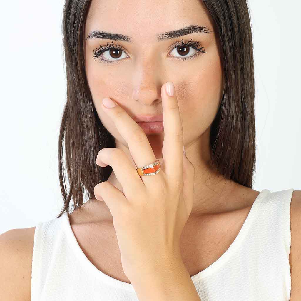 Anello in oro giallo con brillanti e corallo Gr. 9,70