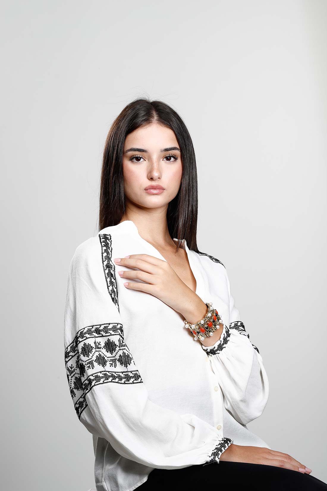 Bracciale alla schiava in oro giallo 18kt. con corallo, onice e perle 