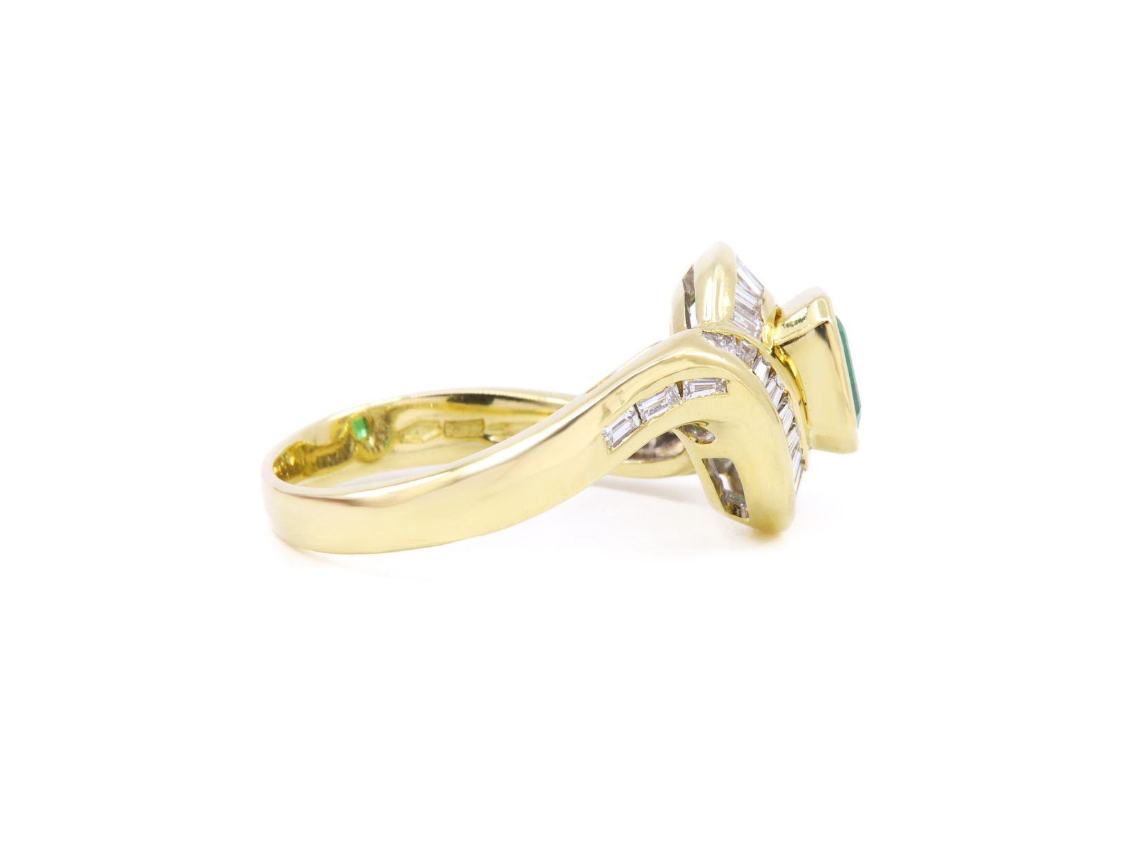 Anello in oro giallo 18 carati  di grammi 8.20 con uno smeraldo e dei piccoli diamantini