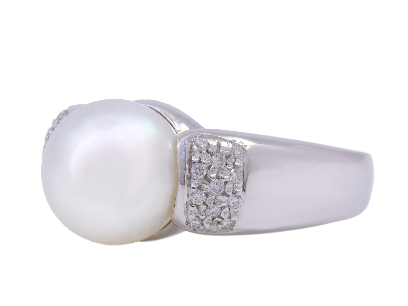 Anello in oro bianco 18 carati di grammi 9.40 con una perla coltivata e dei diamantini