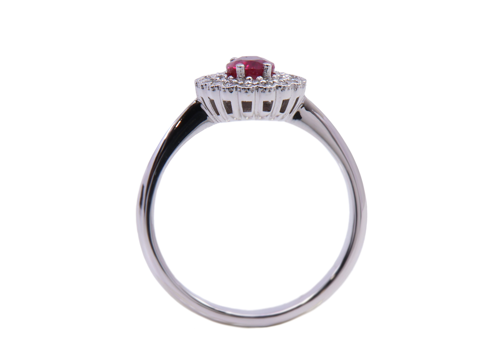 anello ob. Con rubino ovale centrale ct. 0.66 mozambico e brills attorno ct. 0.30 fg vvs