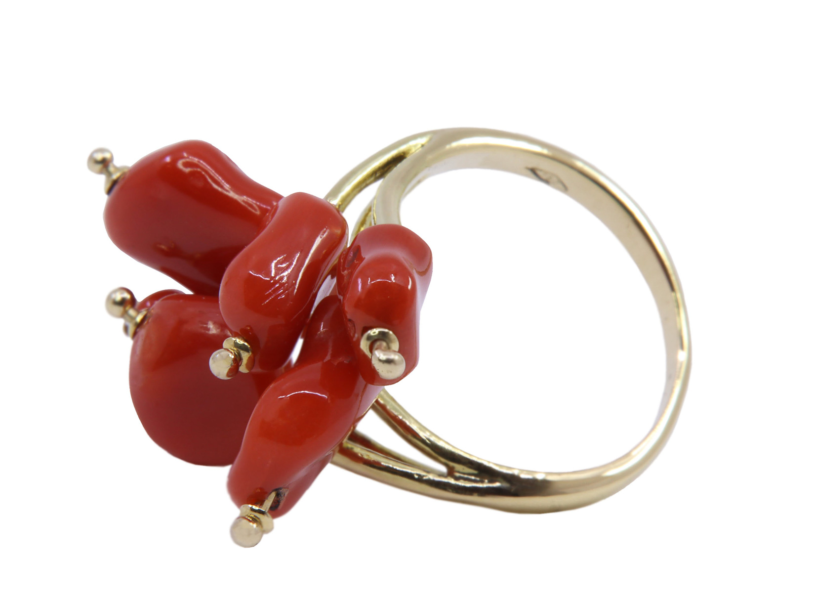 Anello in oro giallo 18 kt. con corallo grammi 8,2