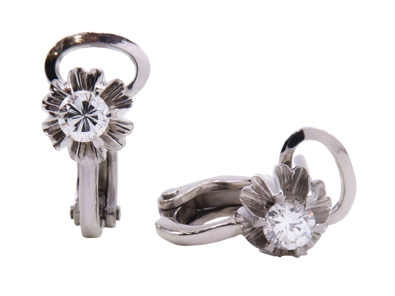 Orecchini in oro bianco a titolo 750/°°° di grammi 4.30 con due piccoli diamanti di 0.20 ciascuno