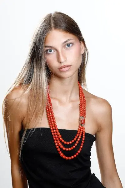 Collane e ciondoli vintage con diamanti, zaffiri, rubini, smeraldi perle e pietre preziose Collane e ciondoli vintage con diamanti, zaffiri, rubini, smeraldi perle e pietre preziose