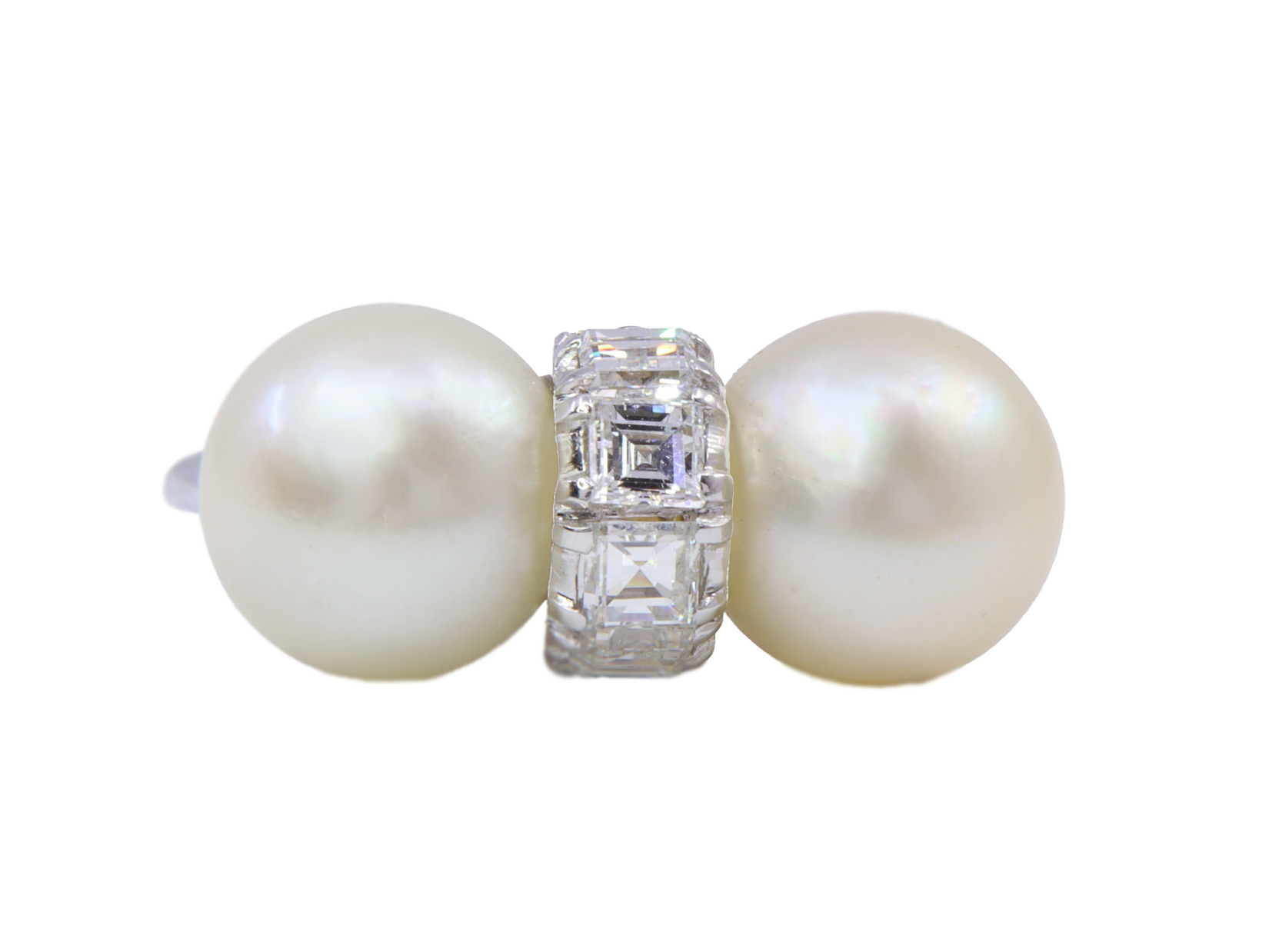 Anello in oro bianco a titolo 750/°°° di grammi 6.00 con due perle e dei diamanti naturali.