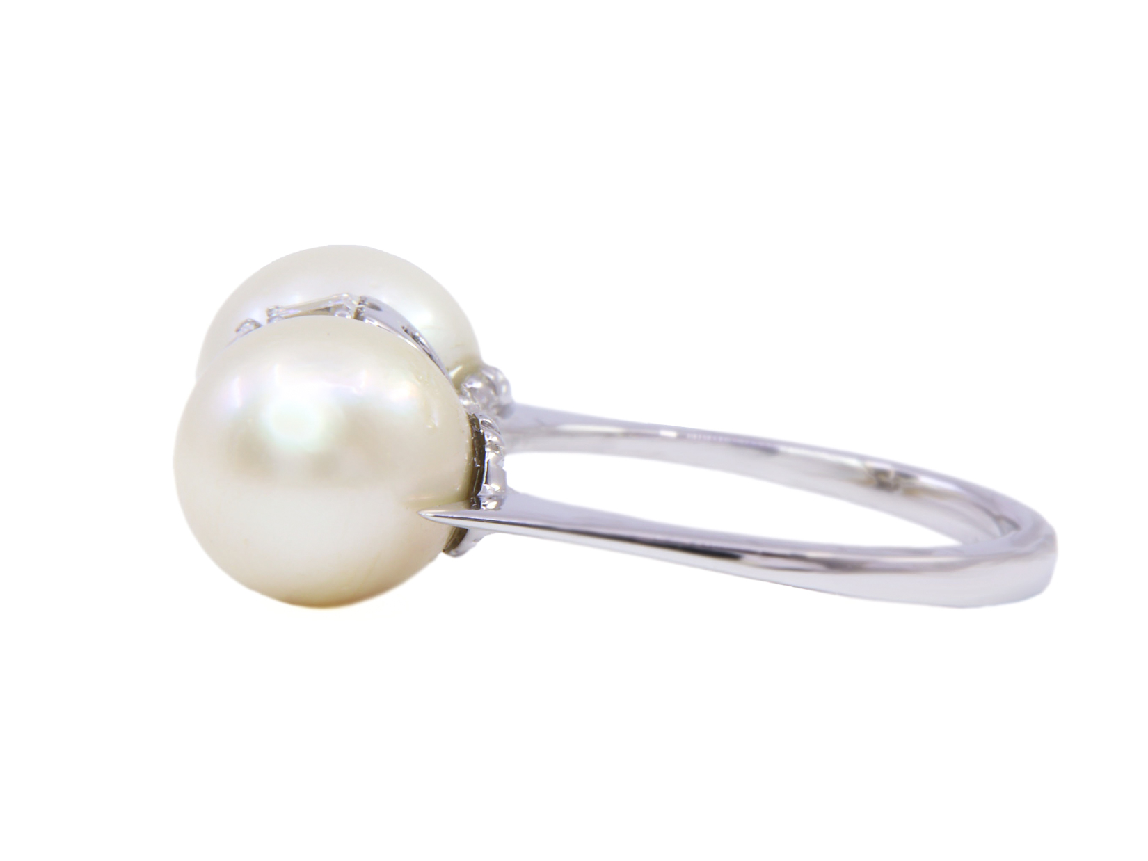 Anello in oro bianco a titolo 750/°°° di grammi 6.00 con due perle e dei diamanti naturali.