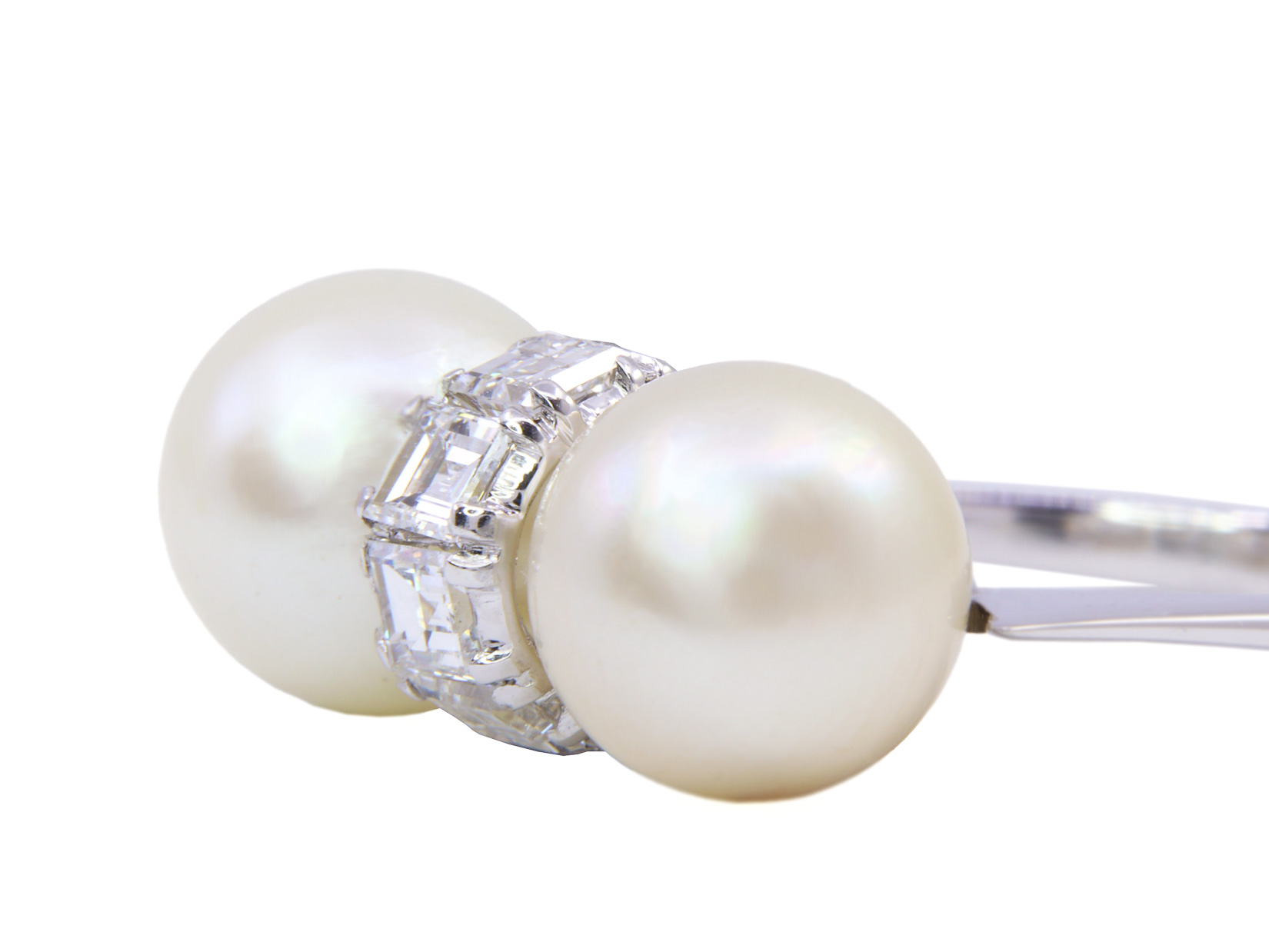 Anello in oro bianco a titolo 750/°°° di grammi 6.00 con due perle e dei diamanti naturali.
