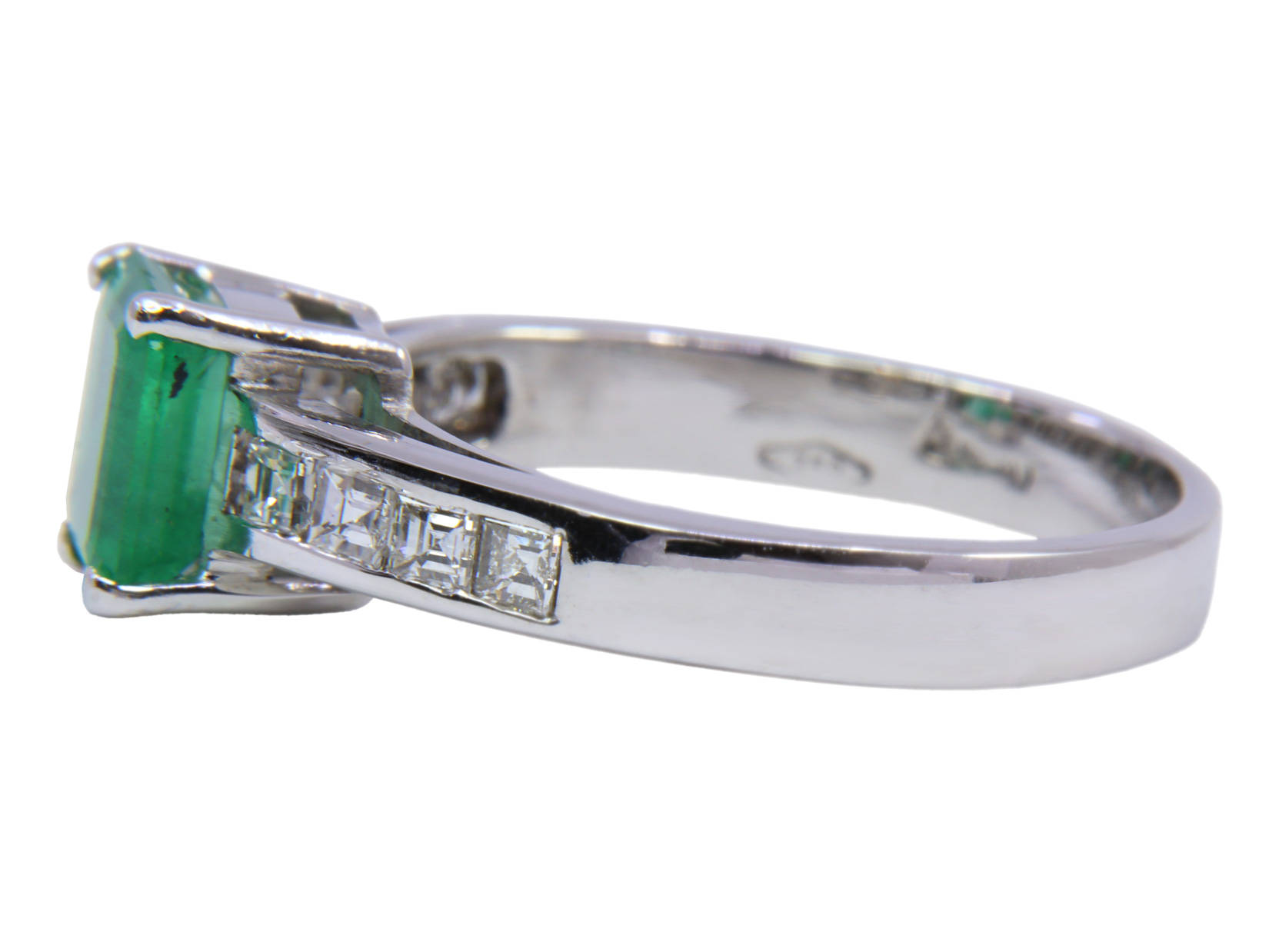 Anello in oro bianco a titolo 750/°°° di grammi 4.50 con uno smeraldo di ct 0.93 edei diamanti taglio princes per un totale di ct 0.43