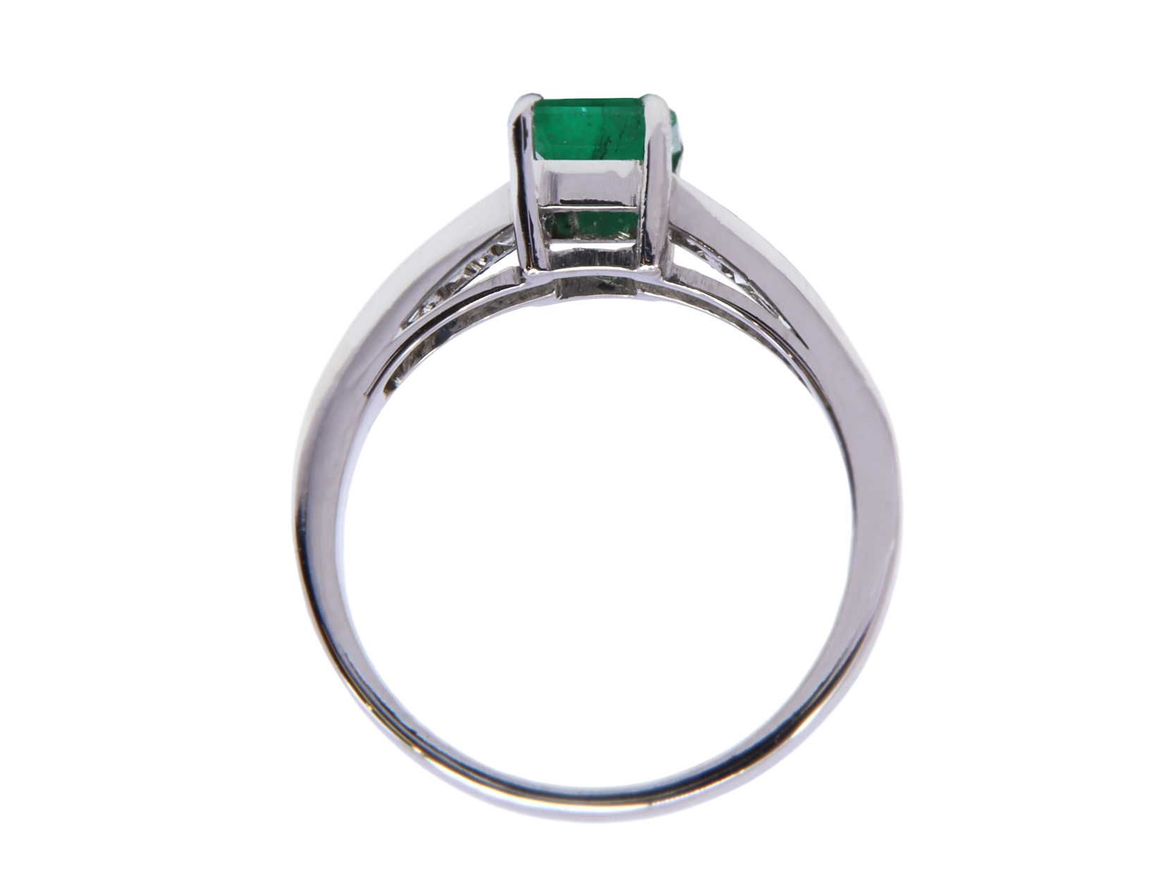 Anello in oro bianco a titolo 750/°°° di grammi 4.50 con uno smeraldo di ct 0.93 edei diamanti taglio princes per un totale di ct 0.43