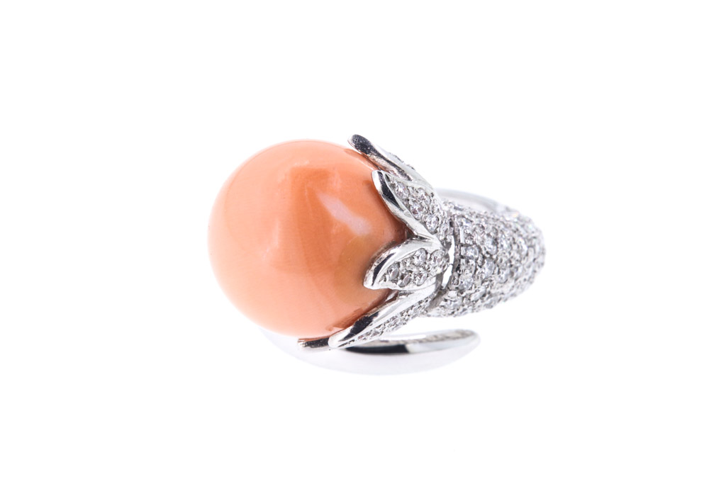 Anello in oro bianco con brillanti e corallo rosa - Gr. 14.3