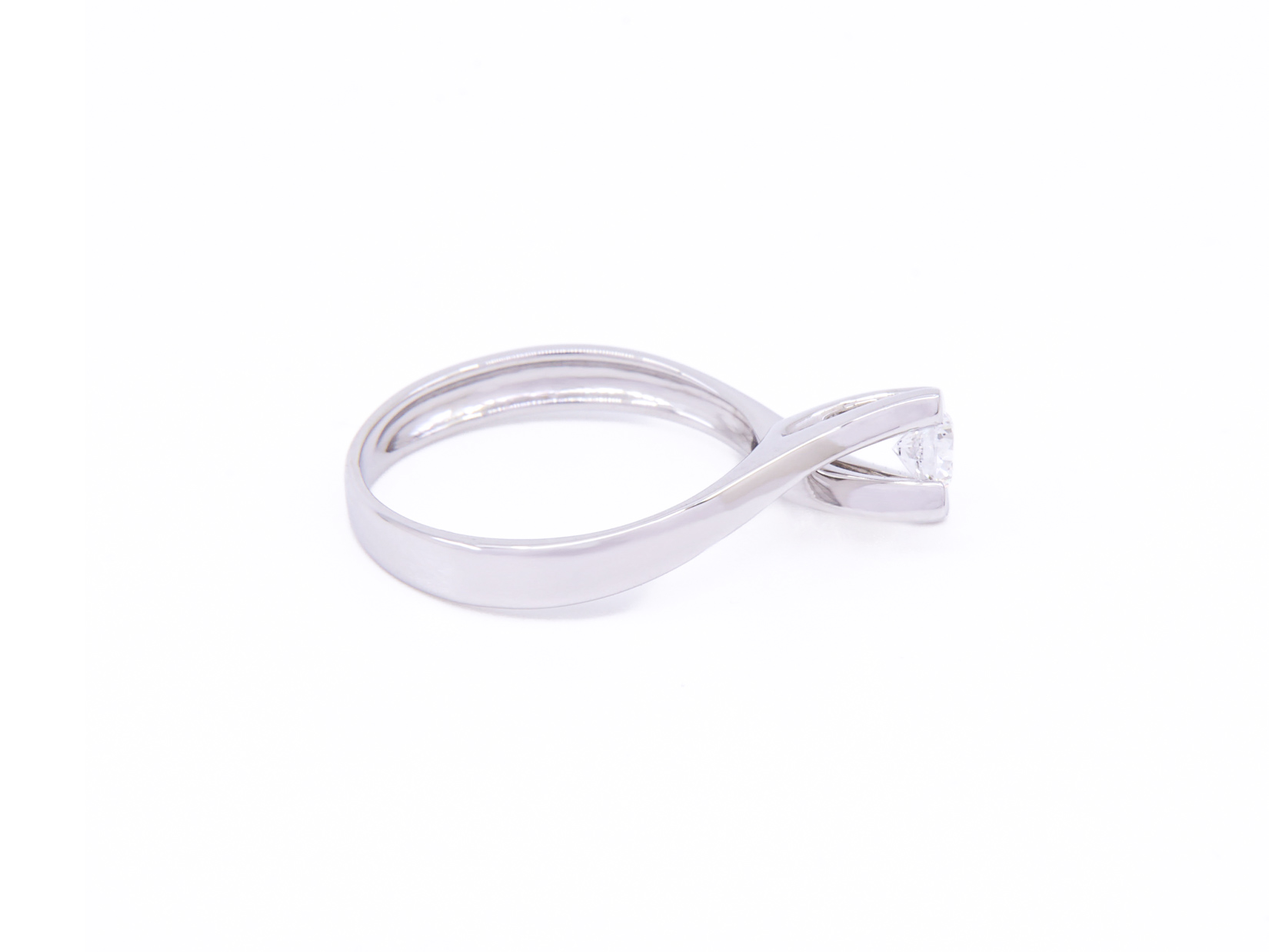 Anello in oro bianco a titolo 750/°°° di grammi 2.50 con un diamante naturale di carati 0.23 colore f  purezza VS1