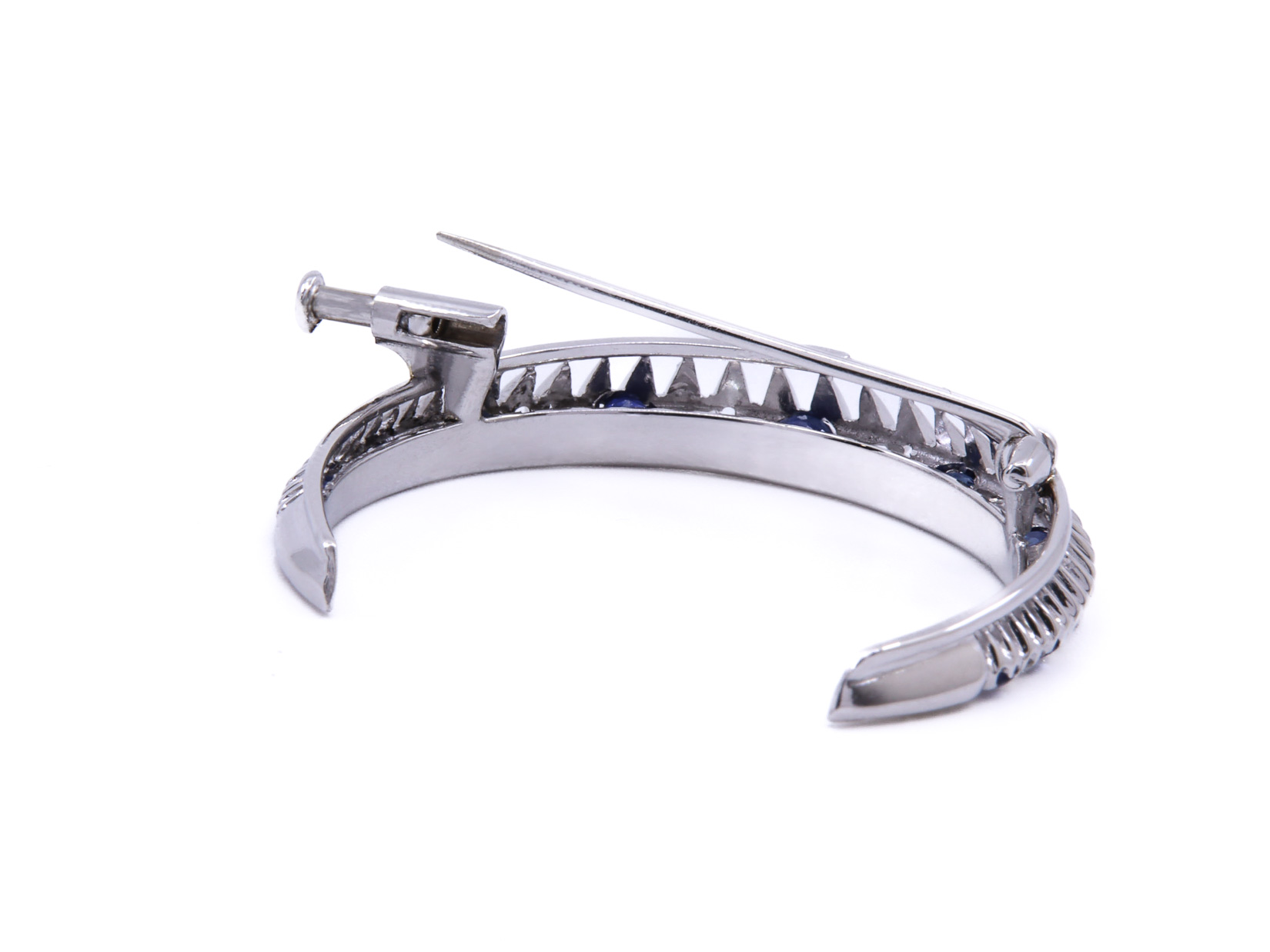 Spilla mezzaluna in oro bianco 18 kt. con brillanti e zaffiri 