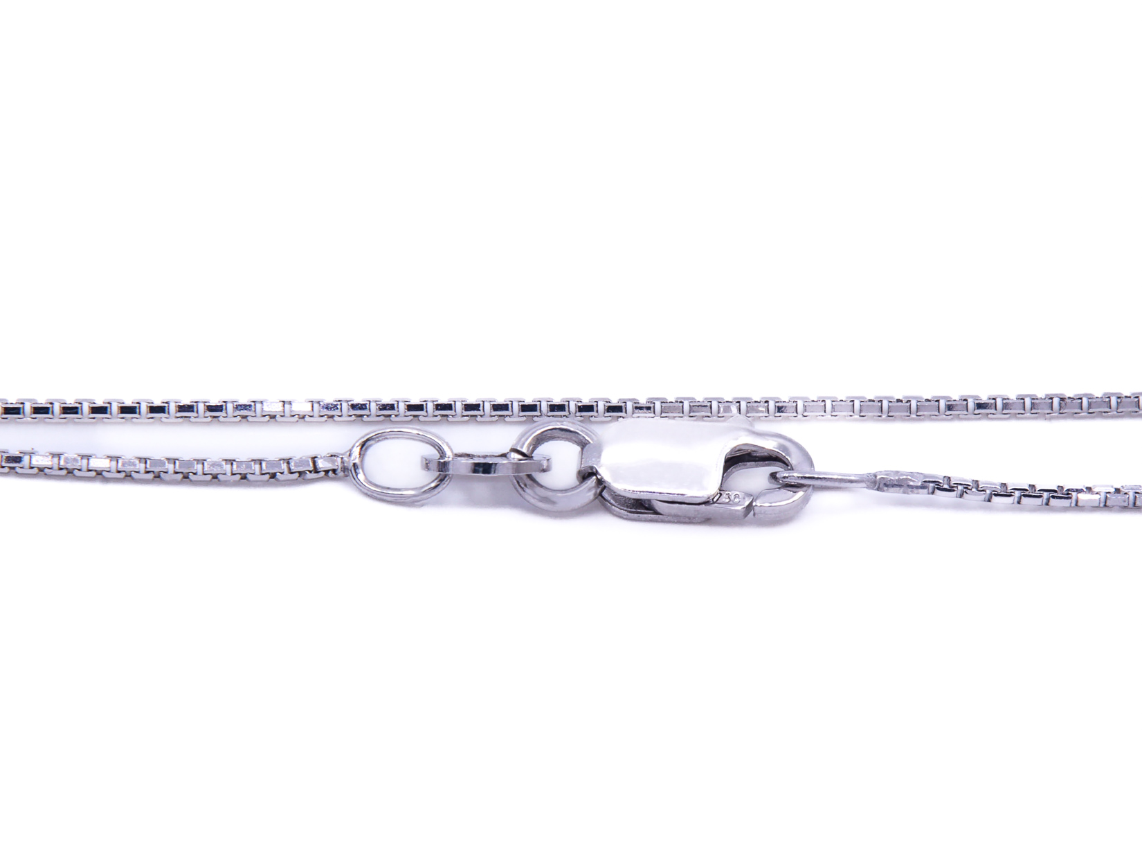 Collana in oro bianco 18 kt. di gr. 4,3 con smeraldo e brillanti