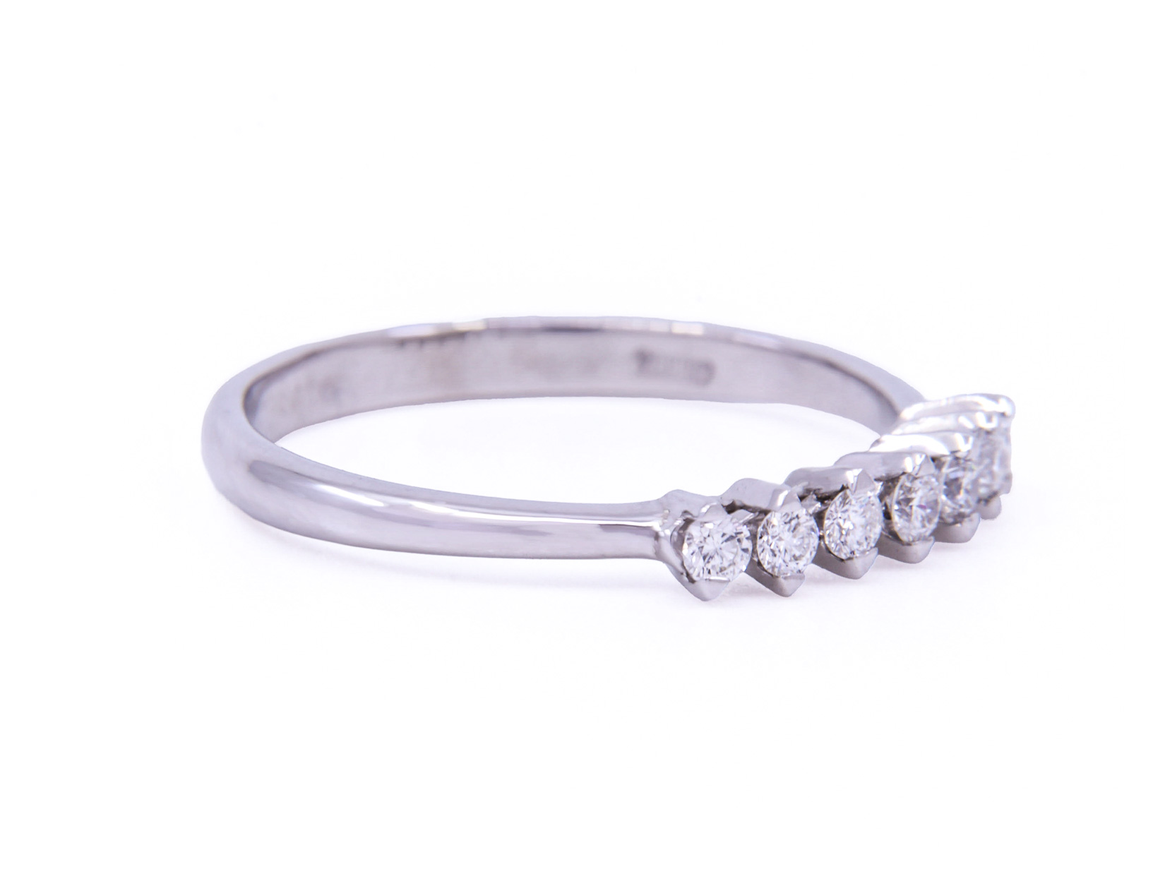 Anello veretta in oro bianco 18 carati con dei piccoli diamantini dal peso di 1.90