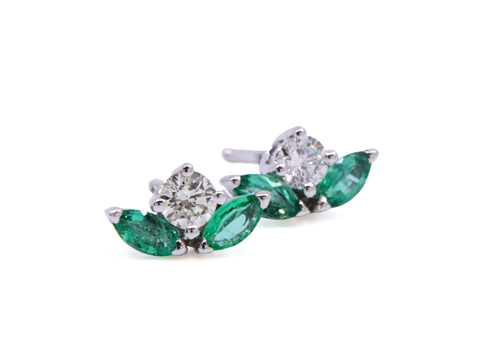 Orecchini in oro bianco 18Kt - Gr 2.20 - brillanti ct 0,26 e smeraldi ct 0.56