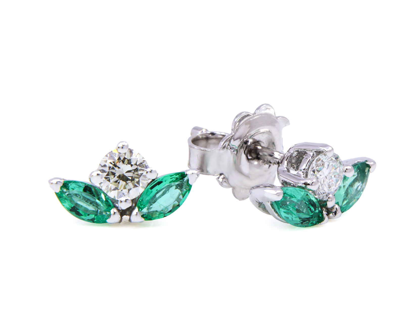 Orecchini in oro bianco 18Kt - Gr 2.20 - brillanti ct 0,26 e smeraldi ct 0.56