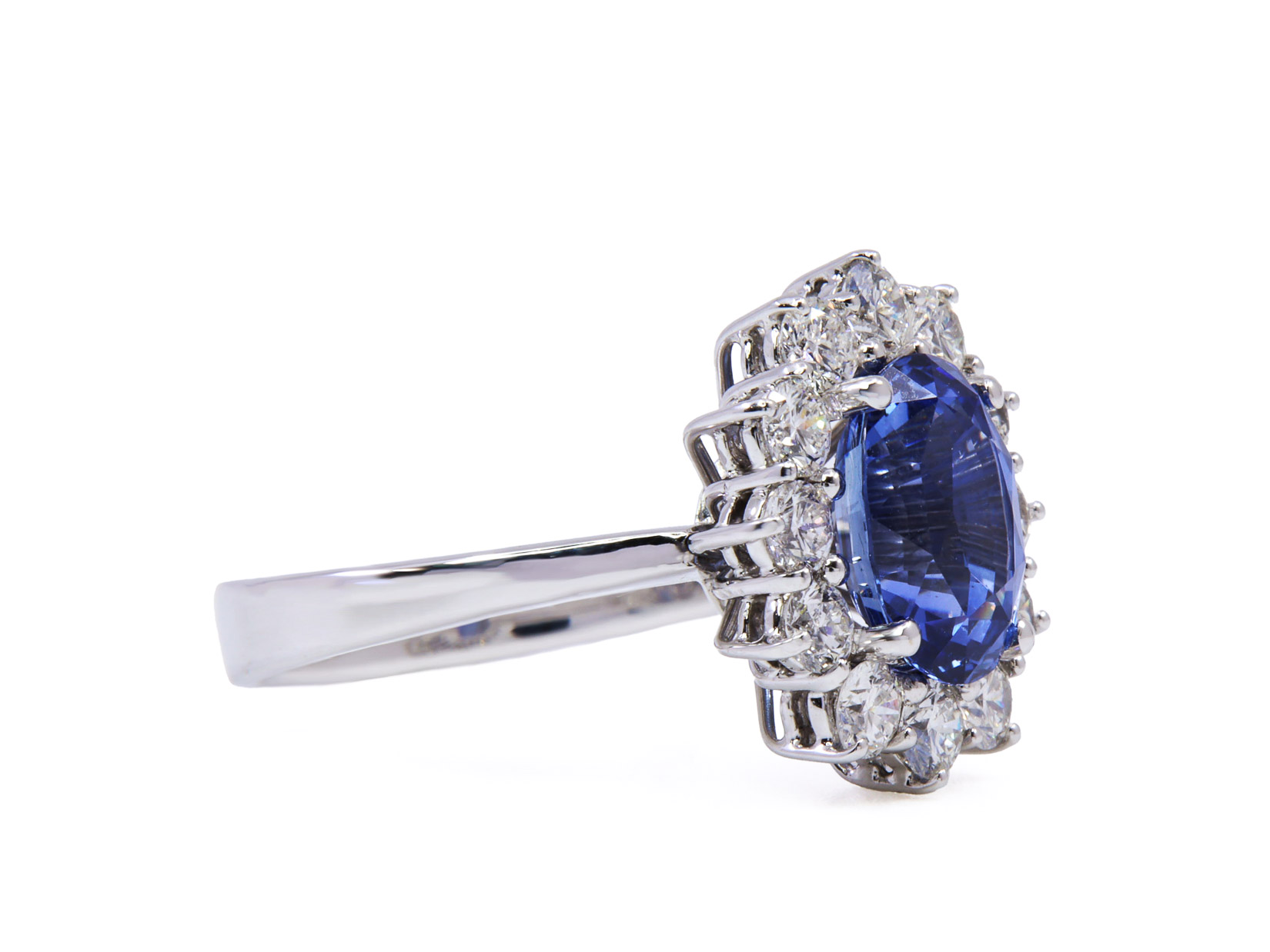 Anello con tanzanite centrale di ct. 3.82 girato di brills ct.totale 1.20 D-E VS