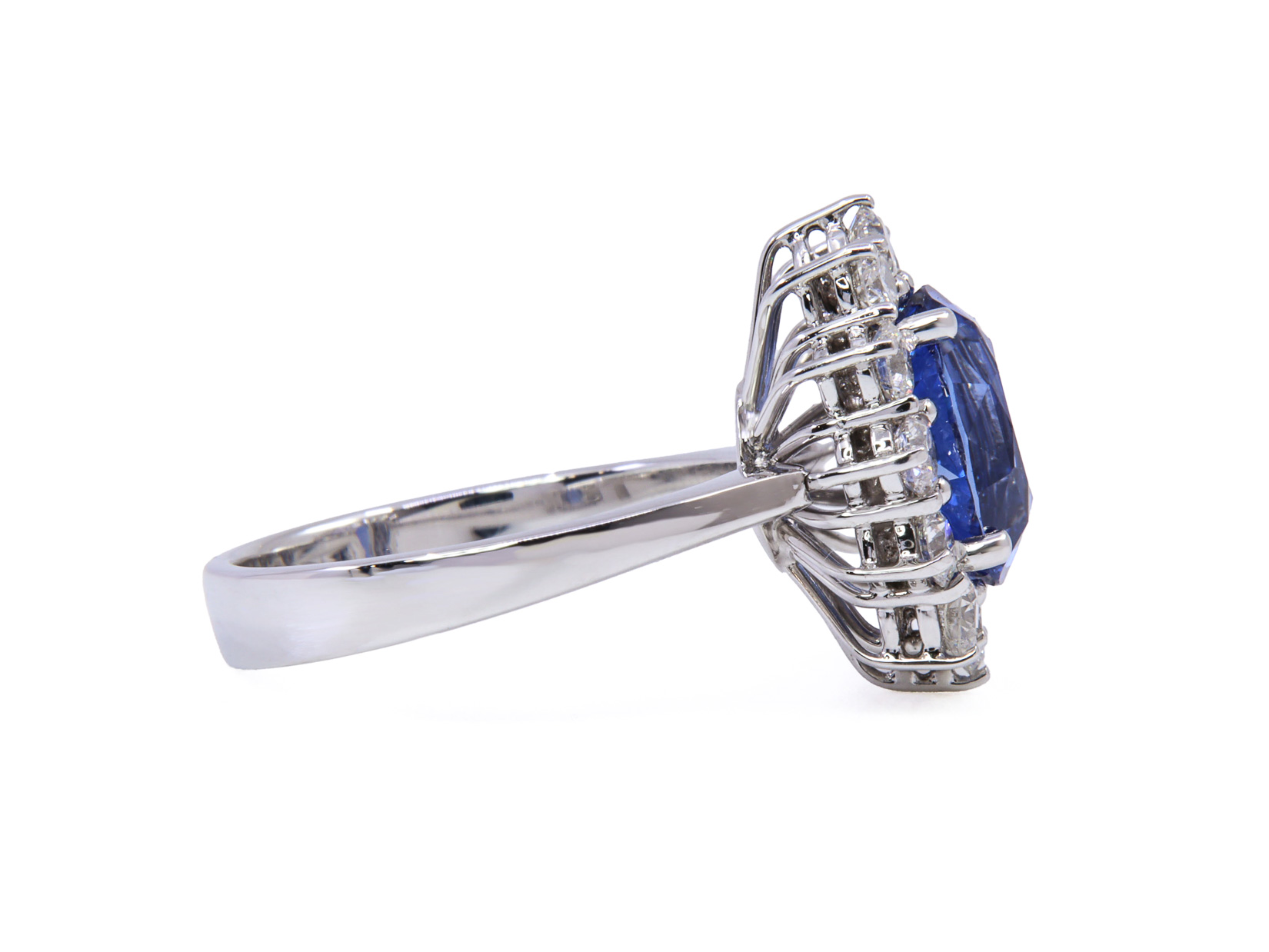 Anello con tanzanite centrale di ct. 3.82 girato di brills ct.totale 1.20 D-E VS
