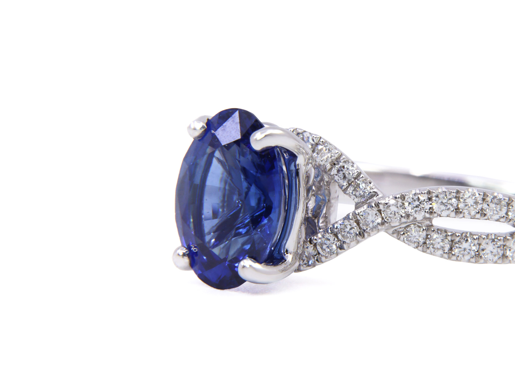 Anello oro bianco 18Kt gr4,10, zaffiro 2,04ct e brillanti 0,28ct - Cert GRS