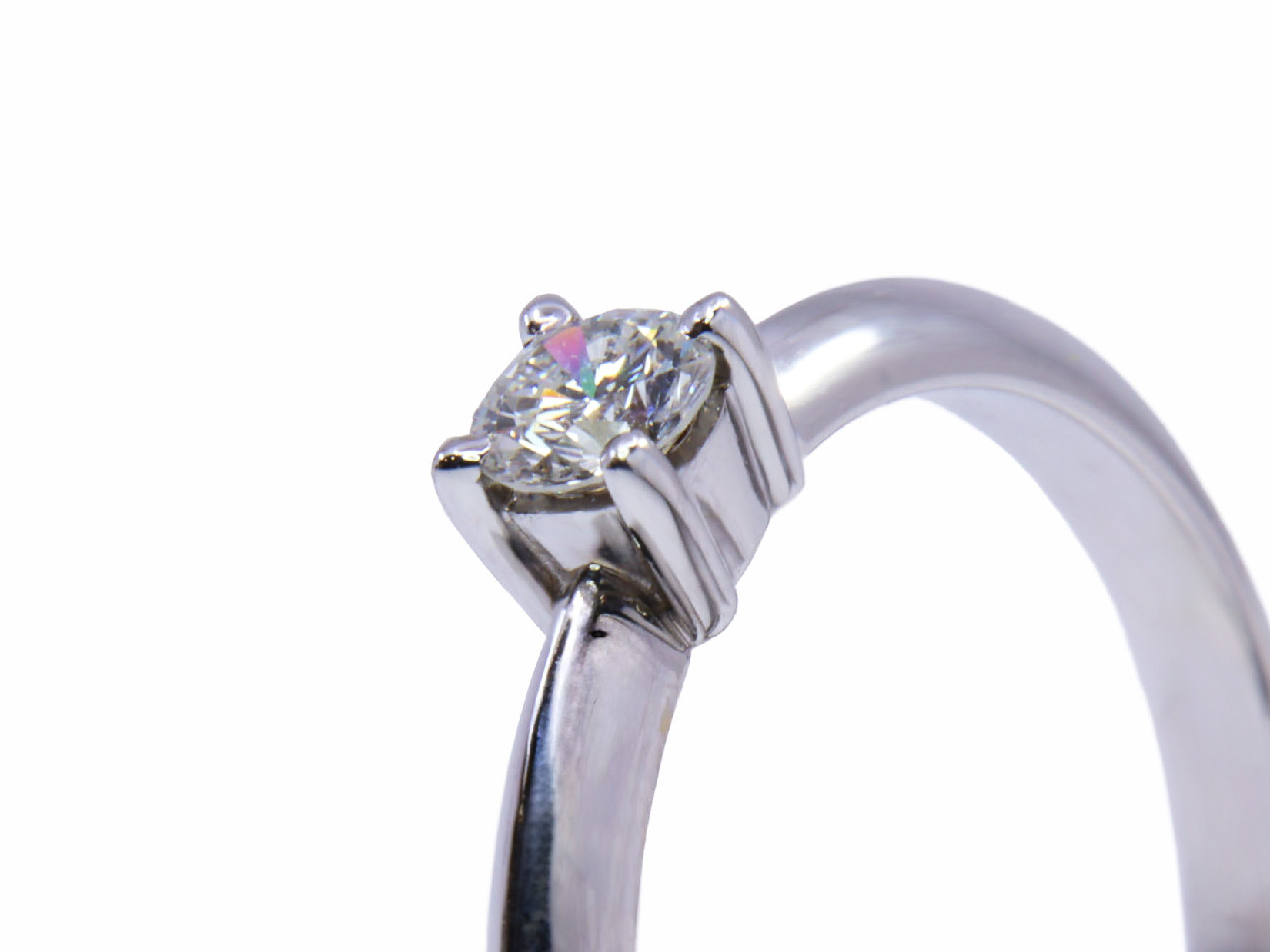 Anello in oro bianco a titolo 750/°°° di grammi 2.60 con un diamante naturale di ct 0.60 circa 