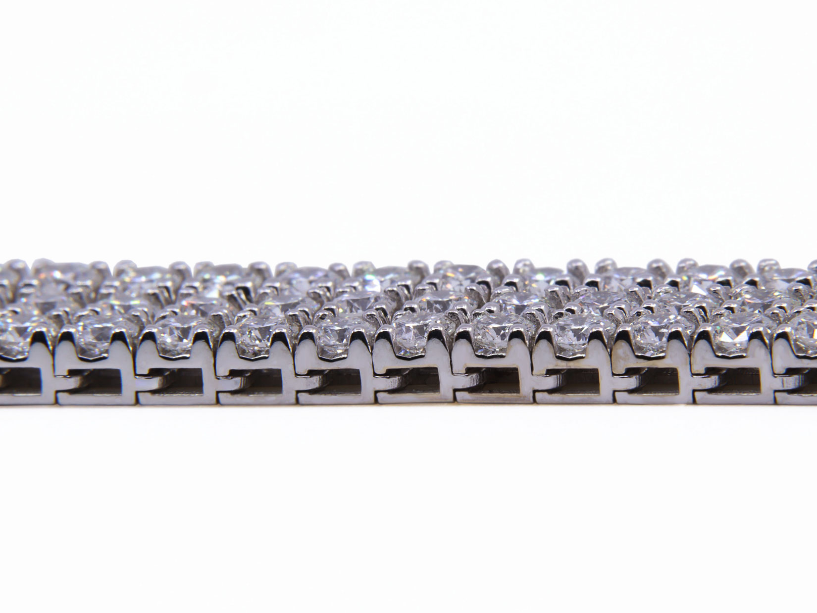 Bracciale tennis in oro bianco 18 kt. e brillanti ct. 12.83 Colore F/G Grado di Purezza VVS - gr.32.70 Cm.18