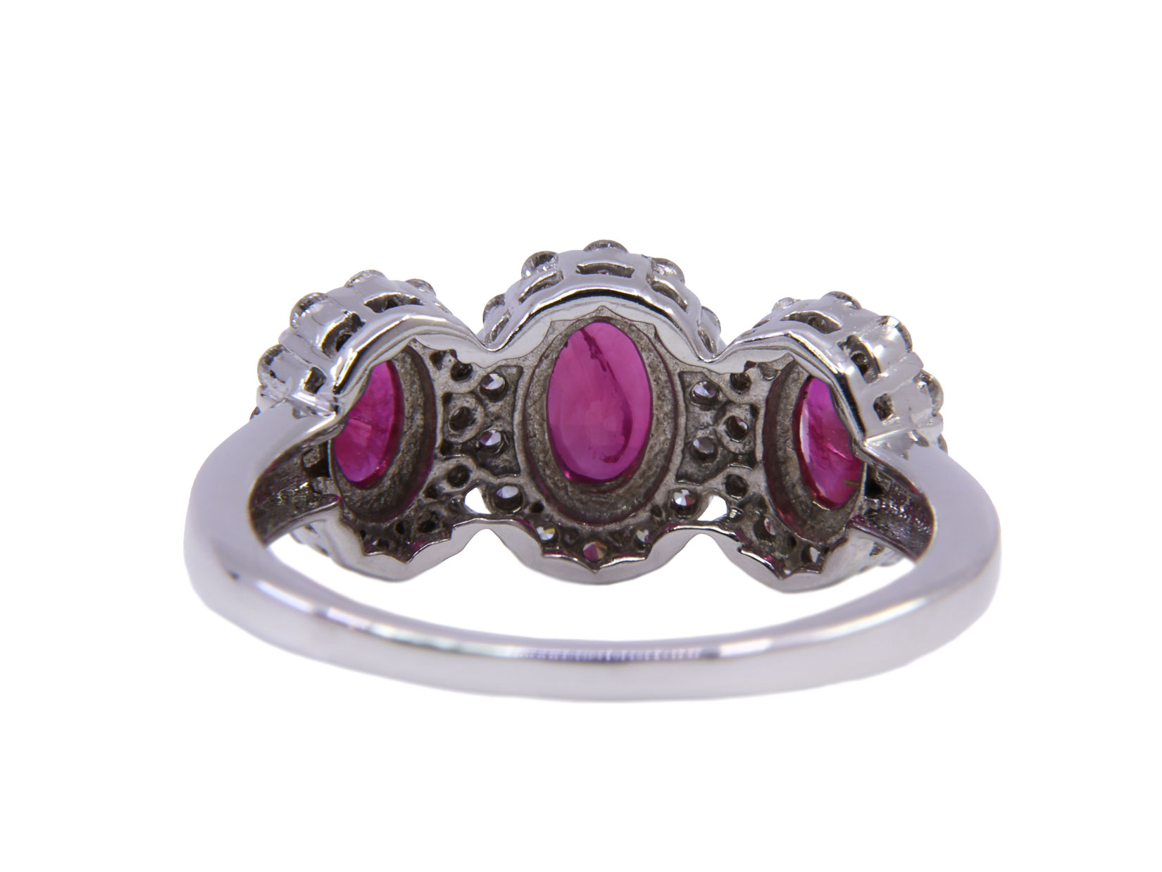 Anello in oro bianco 18 Kt. con brillanti Colore G - Grado di Purezza Vs1 - Totale ct. 0.40 e 3 Rubini taglio Ovale - Totale ct.1.05 - Gr.3,40