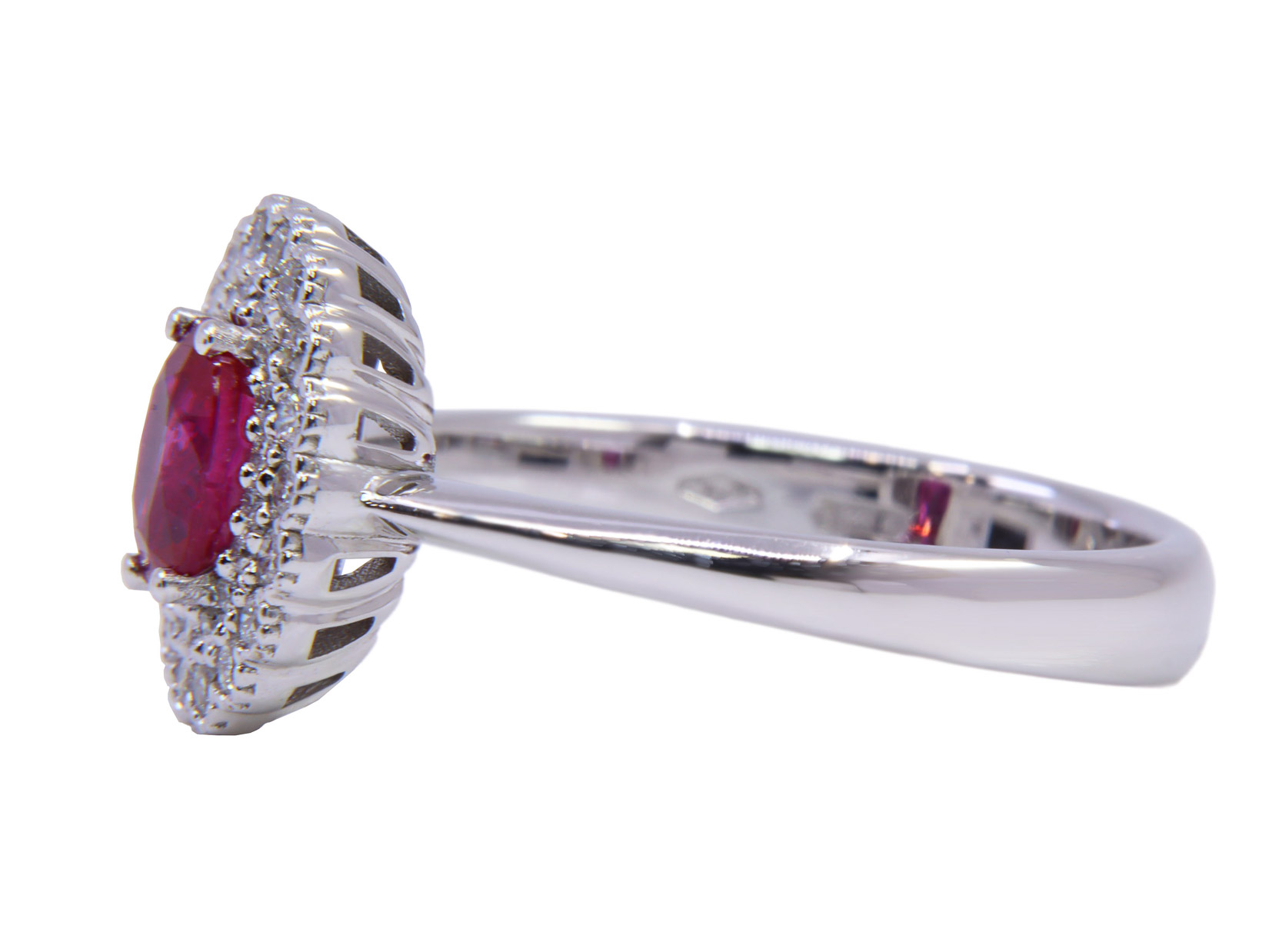 anello ob. Con rubino ovale centrale ct. 0.66 mozambico e brills attorno ct. 0.30 fg vvs