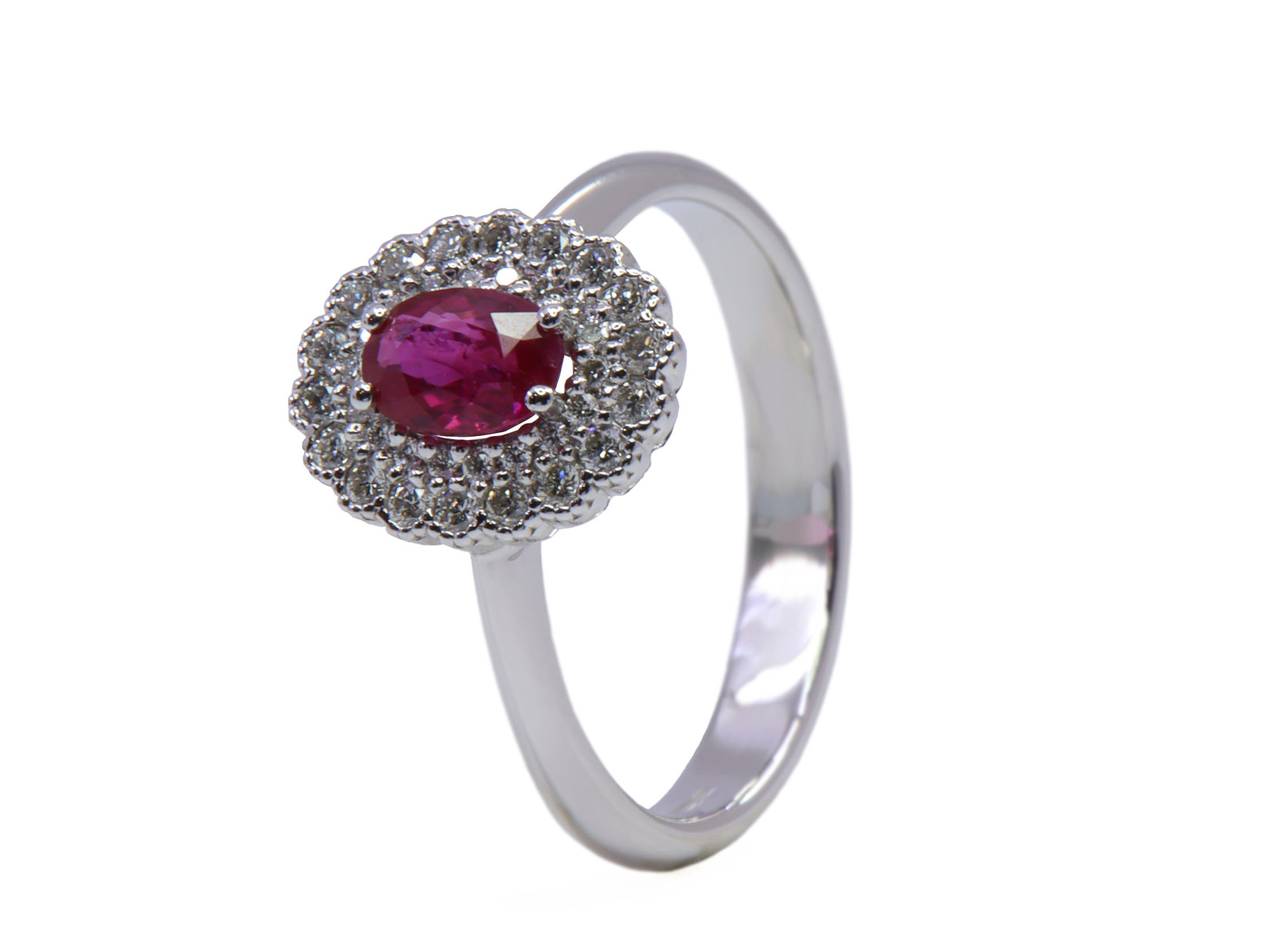 anello ob. Con rubino ovale centrale ct. 0.66 mozambico e brills attorno ct. 0.30 fg vvs