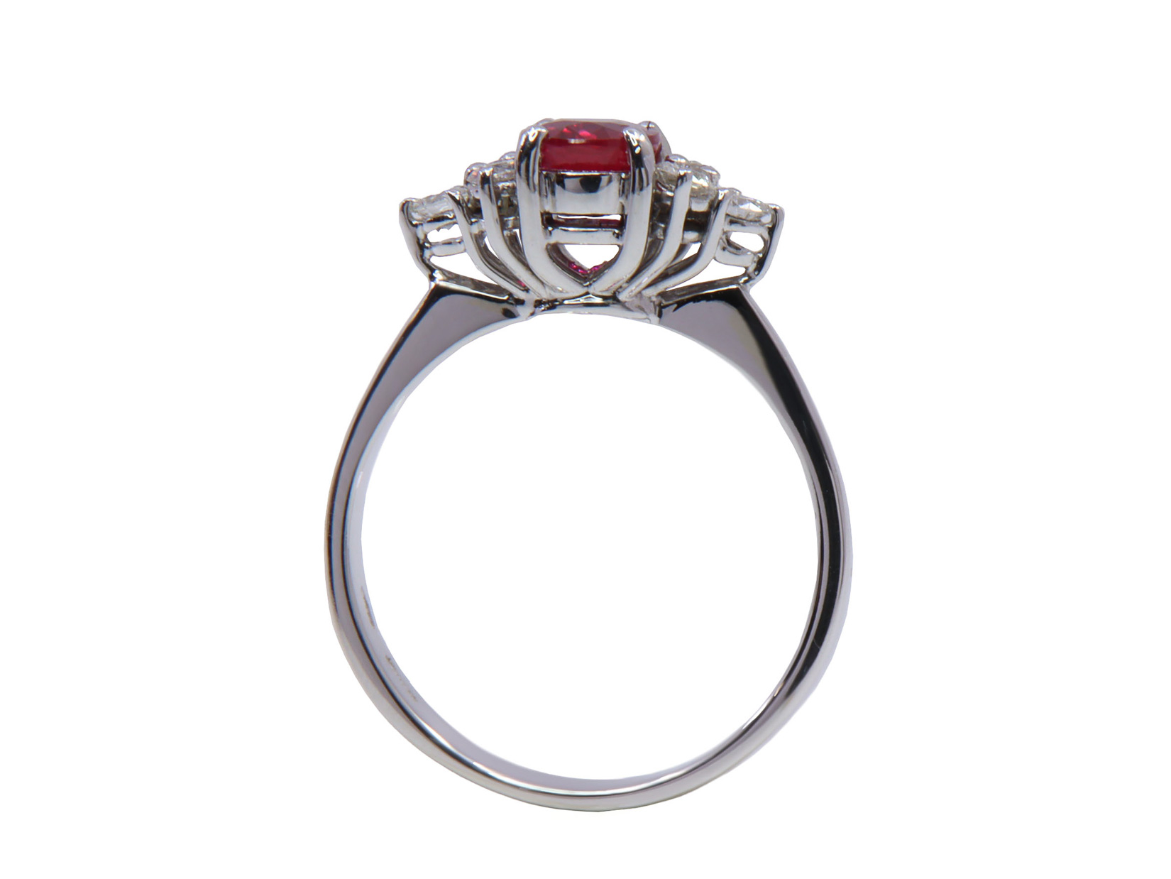 anello in oro bianco con rubino mozambico centrale ovale ct. 1.03 e brills lateralei f-g vvs ct.0.26 totale