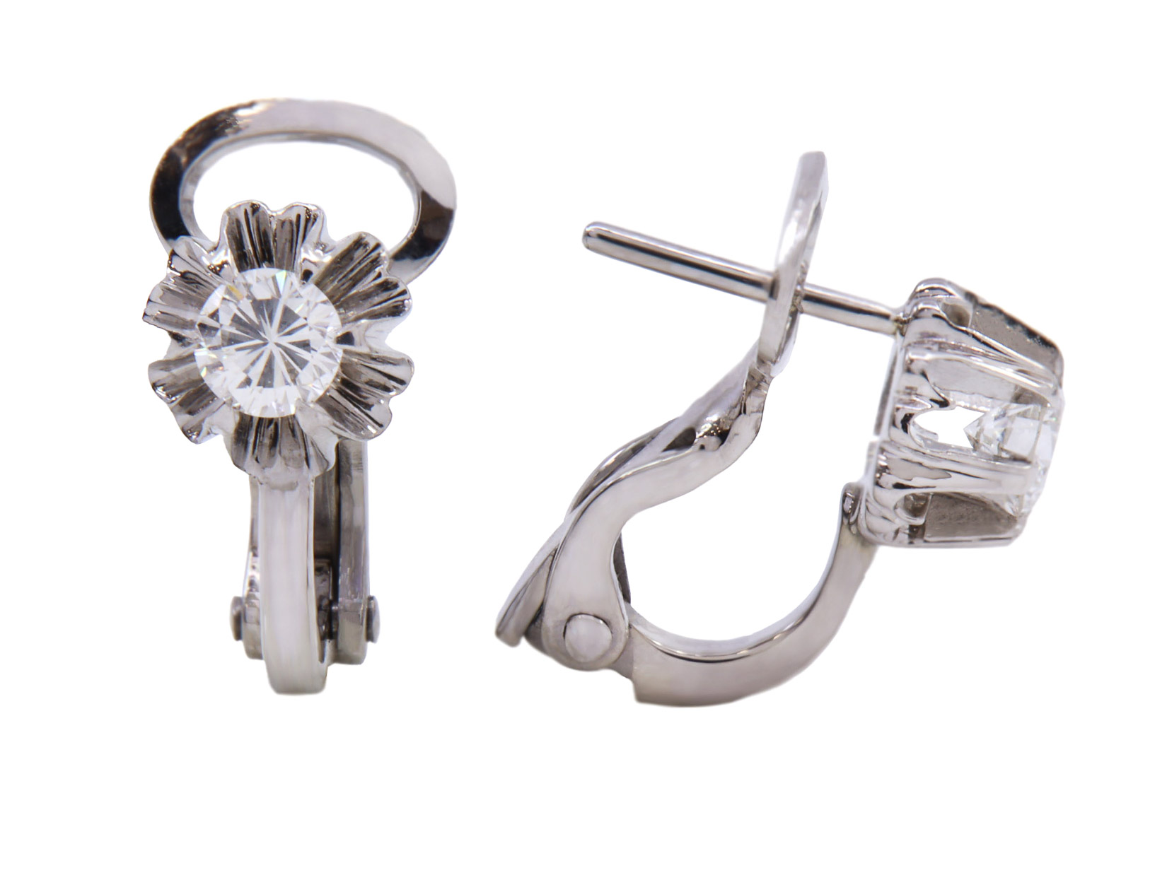 Orecchini in oro bianco a titolo 750/°°° di grammi 4.30 con due piccoli diamanti di 0.20 ciascuno
