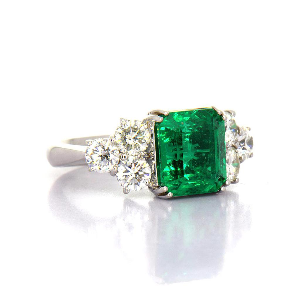 Anello in oro bianco 18Kt. con smeraldo e brillanti Matranga dal 1896 Gioielleria Matranga