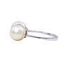 Anello in oro bianco a titolo 750/°°° di grammi 6.00 con due perle e dei diamanti naturali.